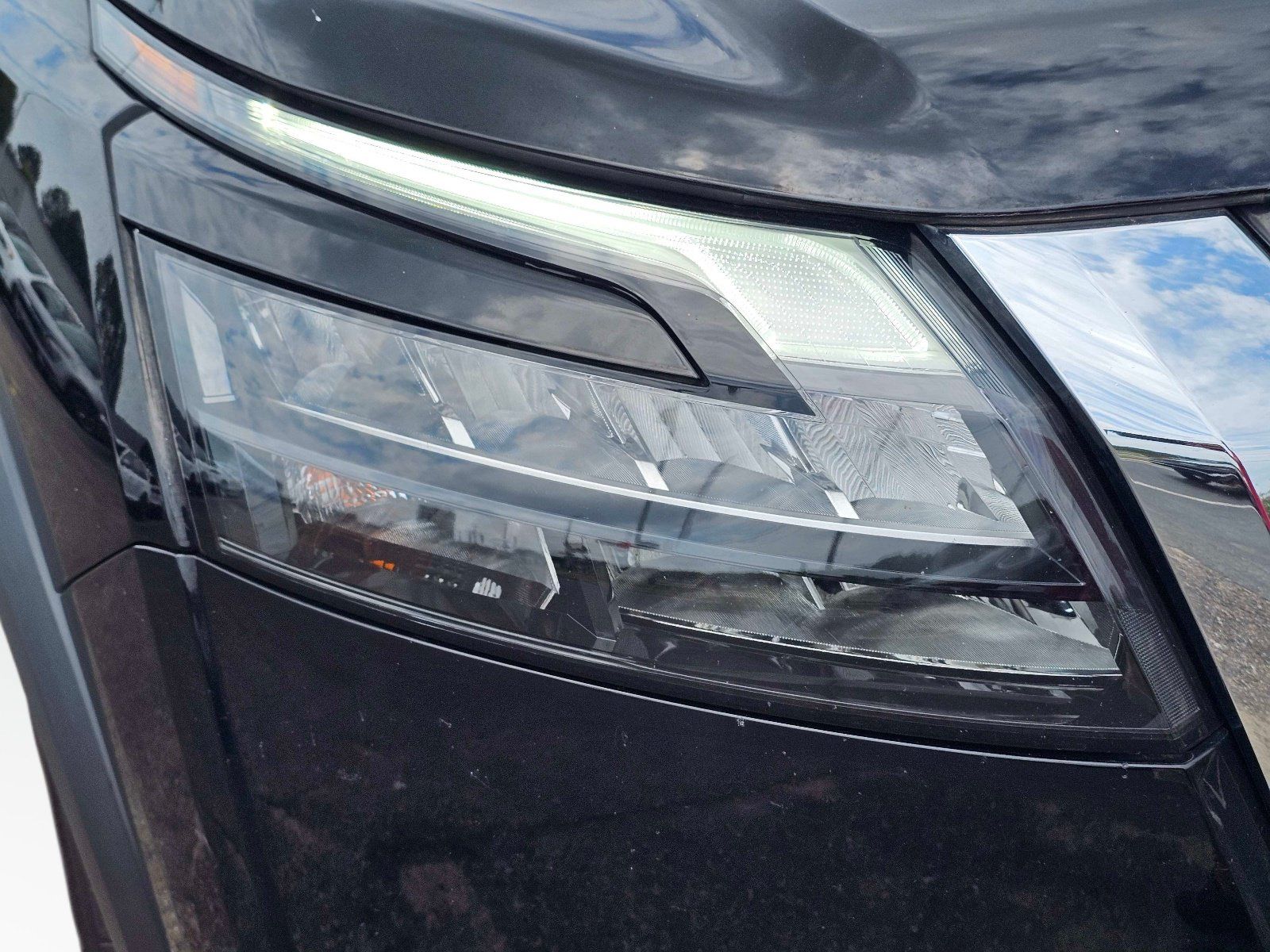 Used 2024 Nissan Pathfinder SV FWD image 4