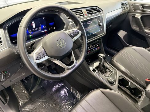 Used 2023 Volkswagen Tiguan SE w/ Panoramic Sunroof Package image 7