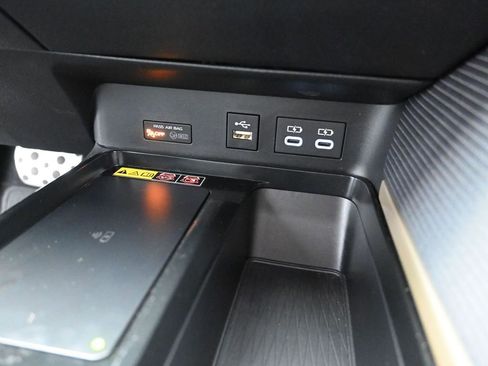 Used 2025 Toyota Camry SE image 28