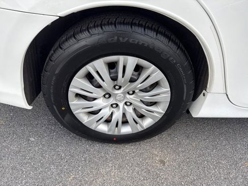 Used 2012 Toyota Camry L image 9