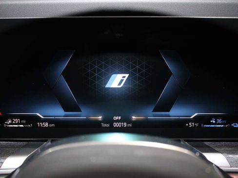 Used 2026 BMW 750e xDrive image 23