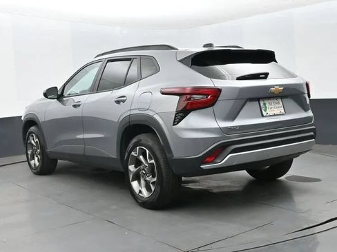 Used 2025 Chevrolet Trax LT FWD image 9