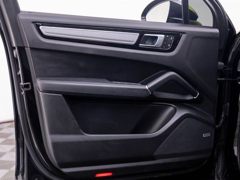 Certified 2023 Porsche Cayenne Platinum Edition image 14