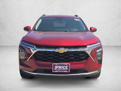 Used 2024 Chevrolet Trax LT w/ LT Convenience Package FWD image 2