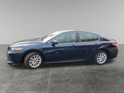 Used 2019 Toyota Camry LE image 4