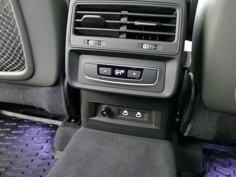 Used 2024 Audi Q8 Premium image 27