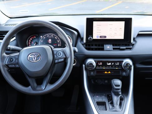 Used 2025 Toyota RAV4 XLE FWD image 25