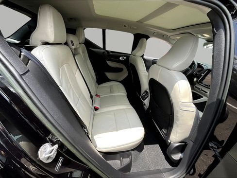 Used 2023 Volvo XC40 B5 Plus AWD/4WD image 25