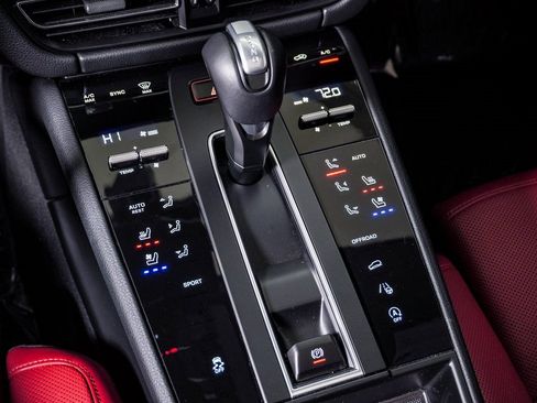 Certified 2025 Porsche Macan image 24