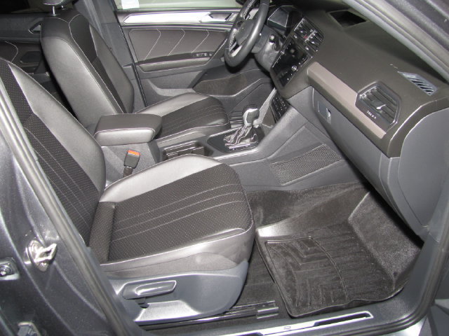 Used 2023 Volkswagen Tiguan SE R-Line FWD image 41