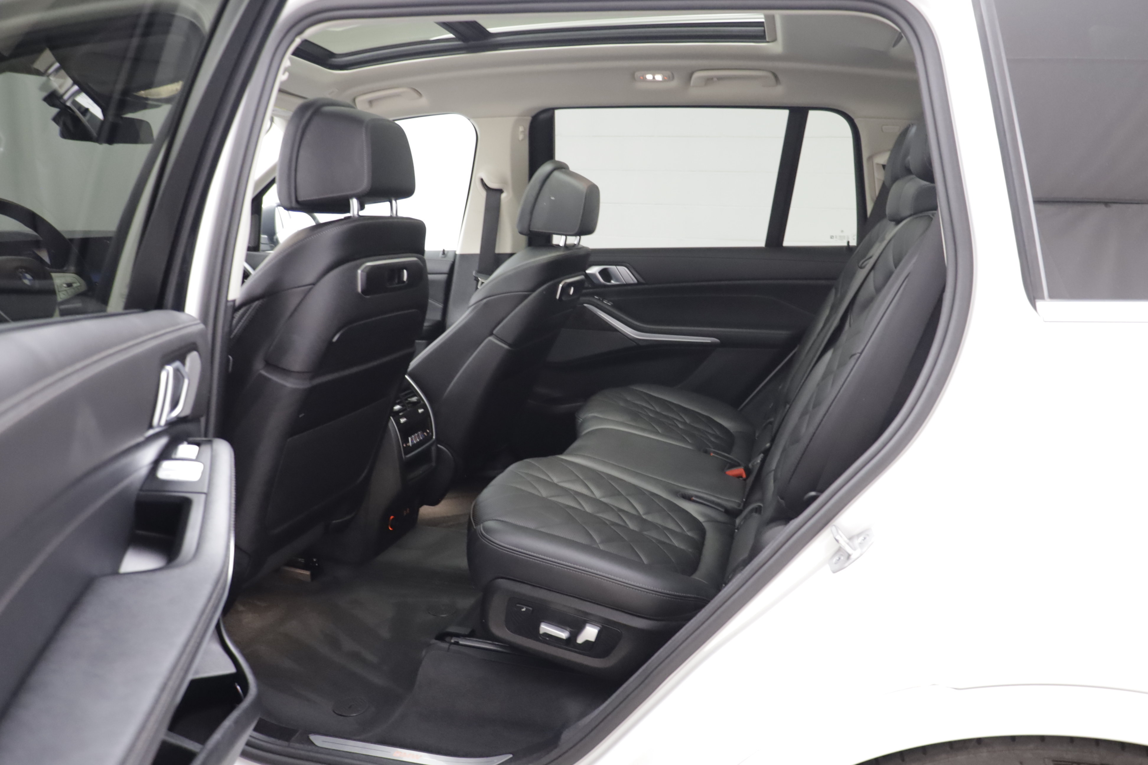 Used 2024 BMW X7 xDrive40i w/ Premium Package AWD/4WD image 13