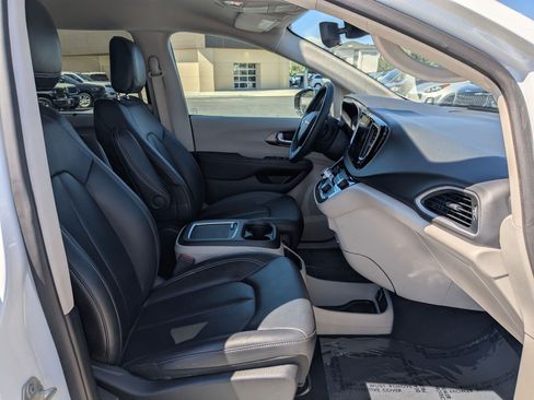 Used 2024 Chrysler Pacifica Touring-L FWD image 33
