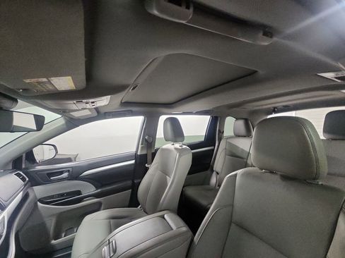 Used 2017 Toyota Highlander XLE FWD image 18