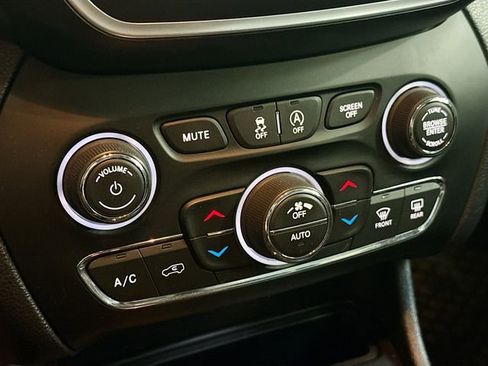 Used 2019 Jeep Cherokee Latitude Plus w/ Comfort/Convenience Group image 16