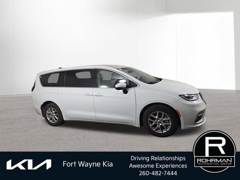 Used 2023 Chrysler Pacifica Touring-L FWD image 6