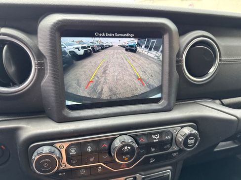 Used 2018 Jeep Wrangler Unlimited Sahara AWD/4WD image 27