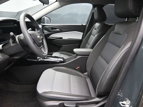 Used 2025 Chevrolet Trax LT FWD image 12