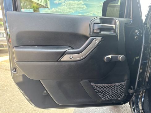 Used 2017 Jeep Wrangler Sport w/ Connectivity Group AWD/4WD image 14