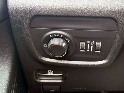 Used 2023 Jeep Grand Cherokee Altitude AWD/4WD image 21