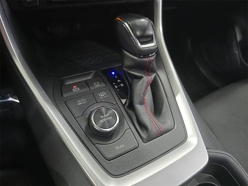 Used 2021 Toyota RAV4 SE image 24