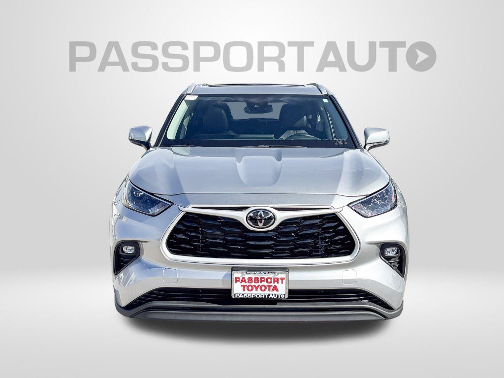 Used 2025 Toyota Highlander XLE AWD/4WD image 12