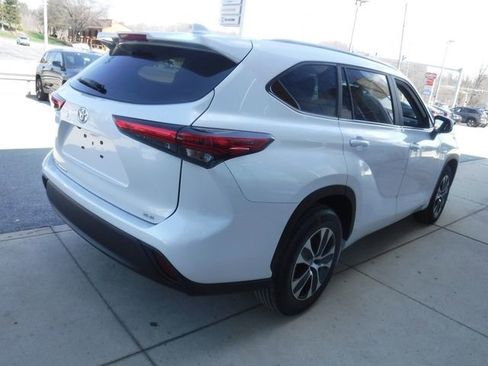 Used 2023 Toyota Highlander XLE image 7