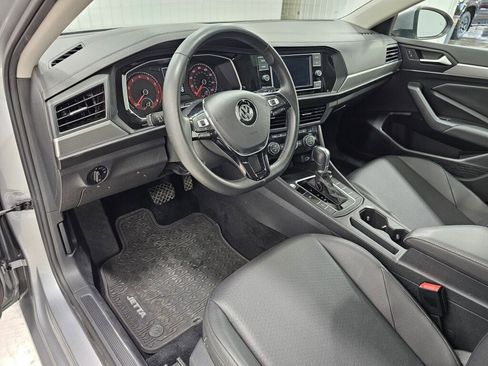 Used 2019 Volkswagen Jetta SE w/ Cold Weather Package FWD image 25