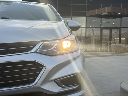 Used 2017 Chevrolet Cruze Premier image 31