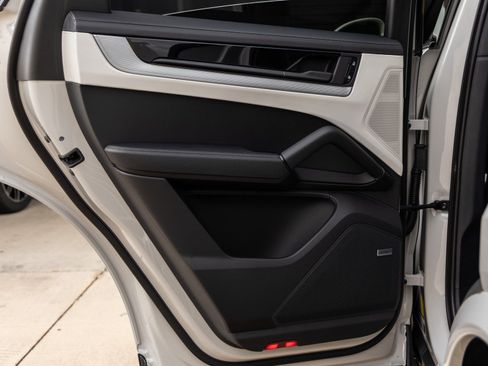 Certified 2026 Porsche Cayenne Coupe image 33