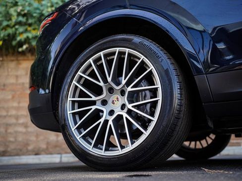 Used 2023 Porsche Cayenne Platinum Edition image 17