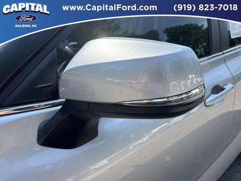Used 2023 Toyota Highlander LE FWD image 12