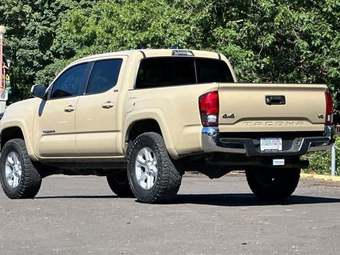 Used 2020 Toyota Tacoma SR5 AWD/4WD image 6
