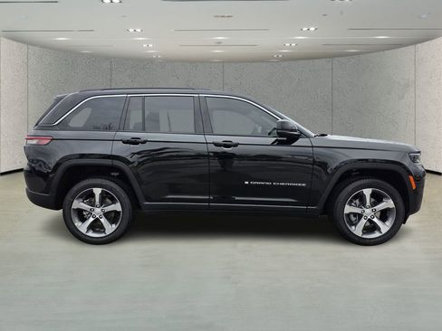 New 2026 Jeep Grand Cherokee Limited RWD image 3
