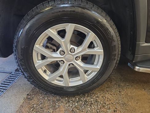Used 2023 Jeep Grand Cherokee Limited RWD image 32