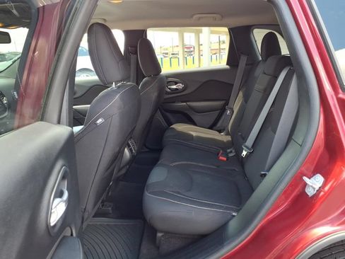 Used 2016 Jeep Cherokee Latitude w/ Comfort/Convenience Group FWD image 4
