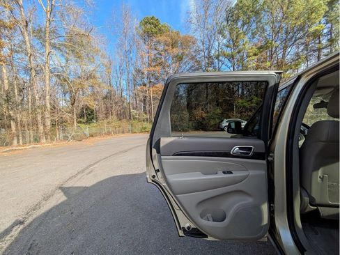 Used 2012 Jeep Grand Cherokee Laredo w/ Laredo E Group image 25