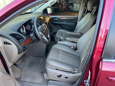Used 2016 Chrysler Town & Country Touring FWD image 6