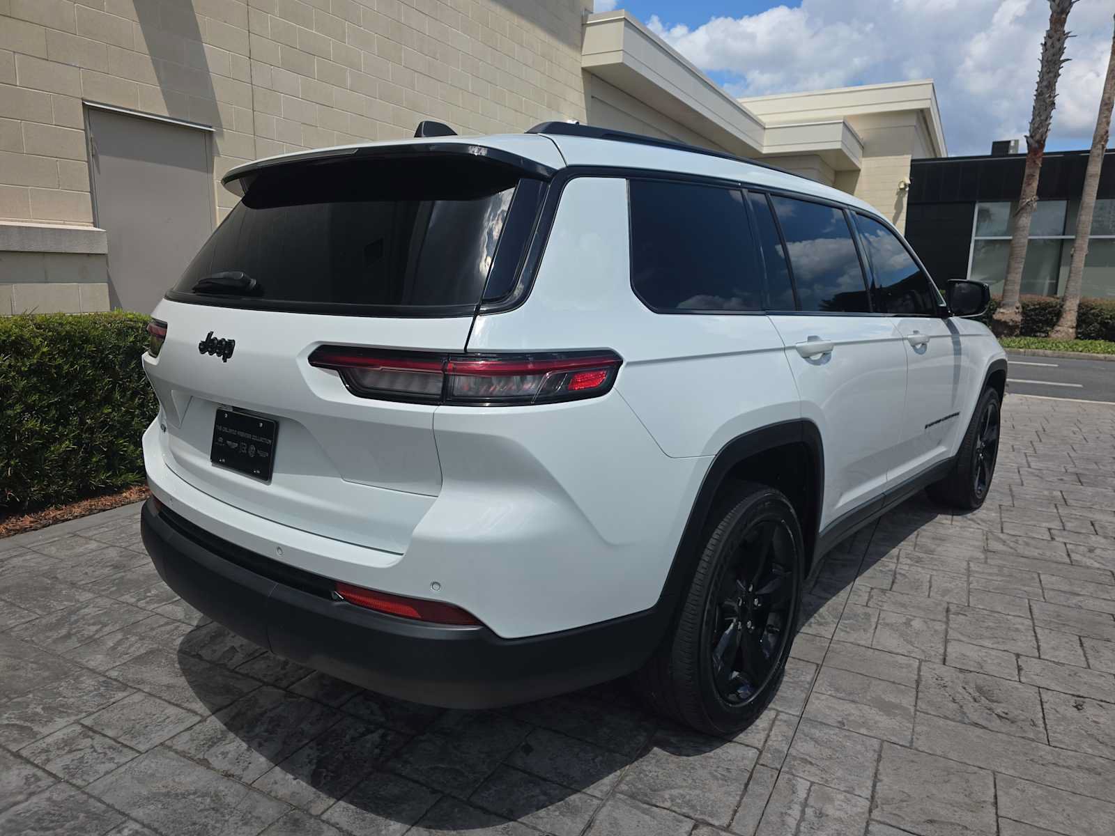 Used 2021 Jeep Grand Cherokee L Laredo RWD image 3