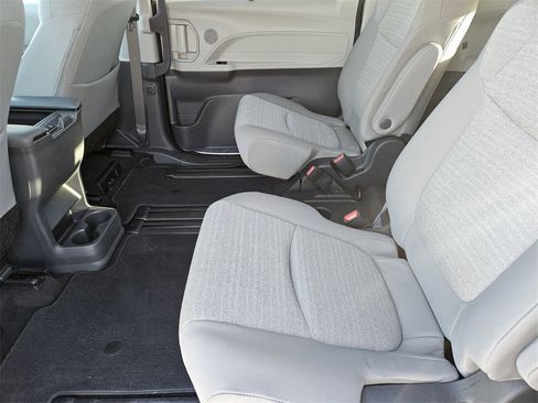 Used 2024 Toyota Sienna LE image 29