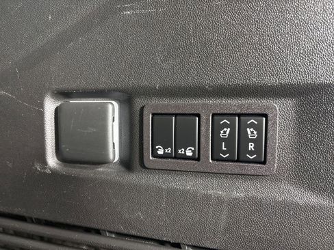 Used 2023 Chevrolet Tahoe LT w/ Luxury Package image 22