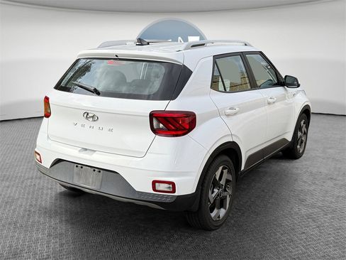 Used 2022 Hyundai Venue SEL image 3