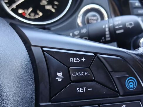 Used 2020 Nissan Rogue SV w/ Premium Package image 27