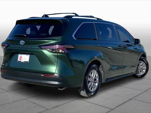 Certified 2025 Toyota Sienna LE w/ LE Plus Package image 12