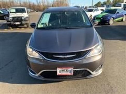 Used 2017 Chrysler Pacifica Touring-L w/ Tire & Wheel Group image 12