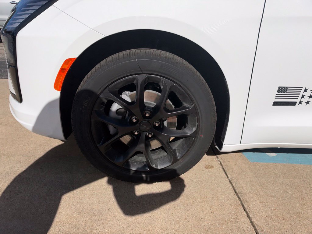 New 2027 Chrysler Pacifica Select AWD/4WD image 10