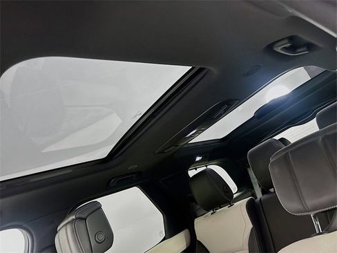 Certified 2023 Land Rover Discovery Metropolitan Edition image 14