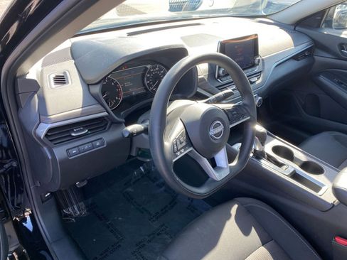 Used 2025 Nissan Altima 2.5 SV image 34