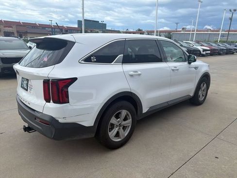 Used 2021 Kia Sorento LX FWD image 4