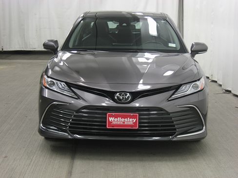 Used 2023 Toyota Camry XLE image 4