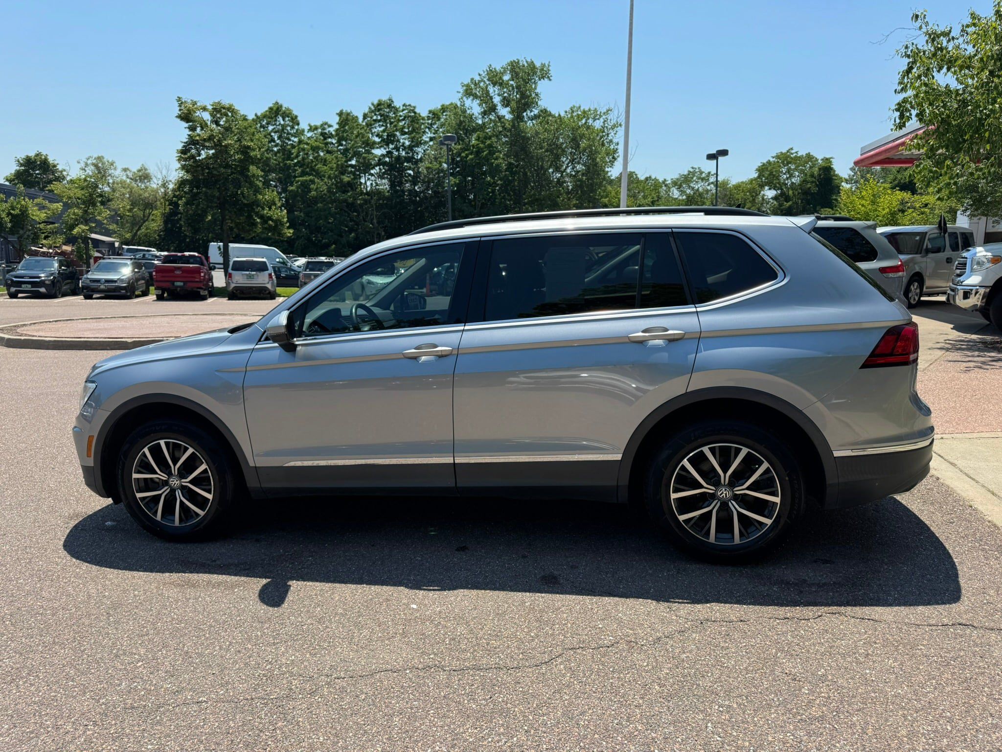 Used 2020 Volkswagen Tiguan SE w/ Panoramic Sunroof Package FWD image 3
